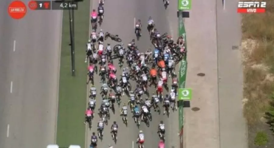 Video de la fuerte caída masiva en la segunda etapa de la Vuelta a España 2021. Varios pedalistas terminaron en el suelo.