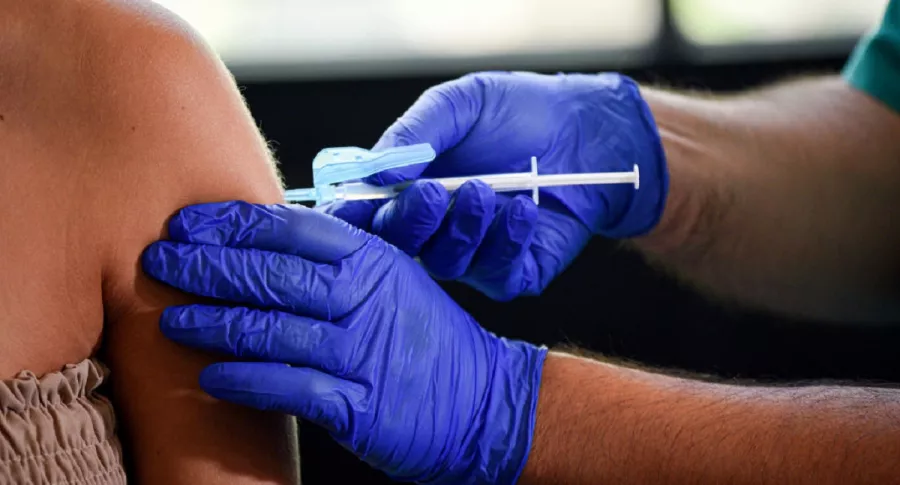 Medellín suspende vacunación contra COVID-19 por falta de dosis