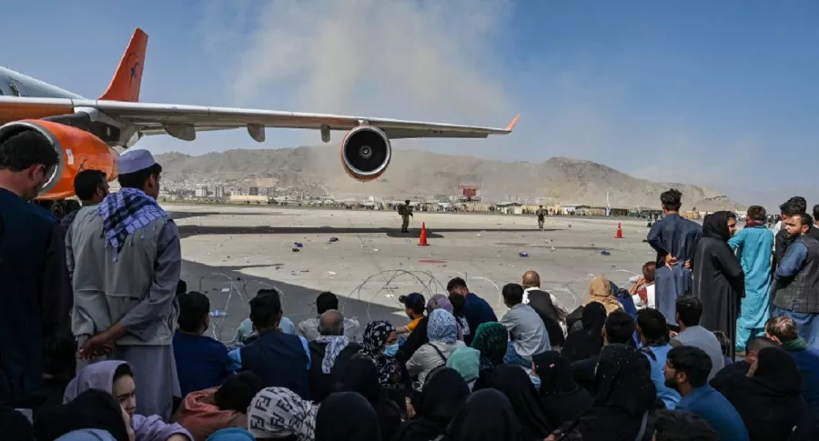 Afganistán: personas se trepan en aviones para escapar de talibanes