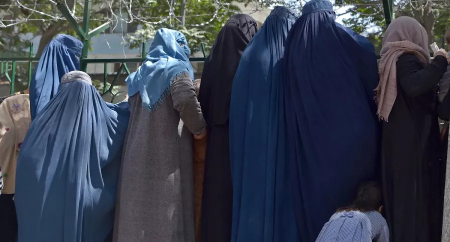 Imagen de grupo de mujeres afganas ilustra artículo Afganistán: regreso de talibanes “es el fin del mundo” para las mujeres