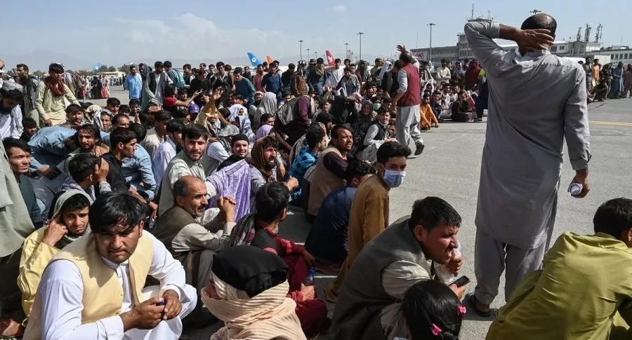 En medio del caos, que se presentó en el aeropuerto de Kabul (Afganistán) luego de la invasión de los talibanes, murieron al menos seis personas. 