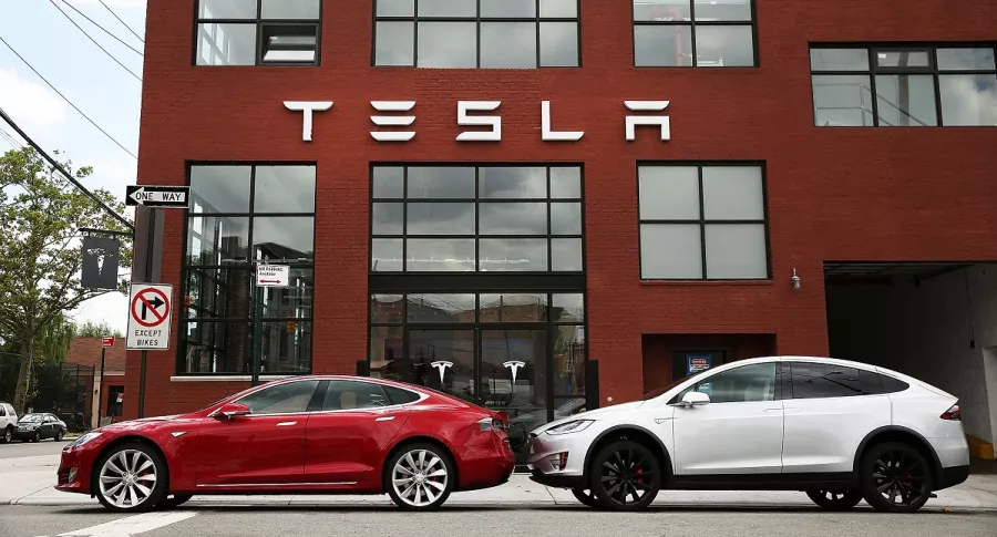 Vehículos Tesla frente a sala de ventas de la firma en Nueva York