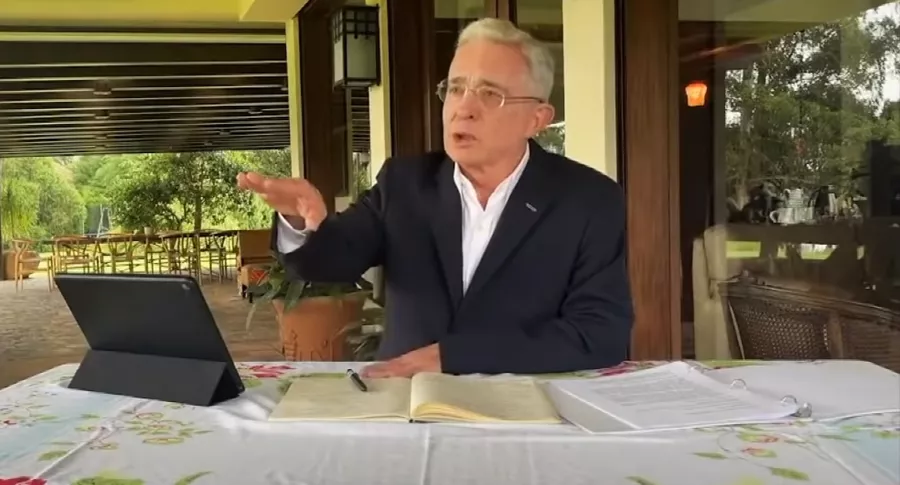Tomás Uribe defendió a Álvaro Uribe Vélez en Comisión de la Verdad. Imagen del expresidente de Colombia.