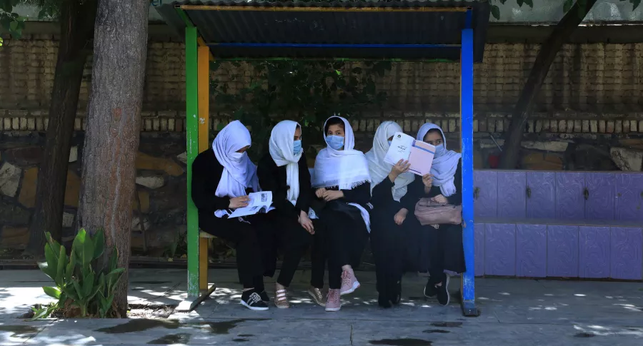 Prohibiciones a las mujeres en Afganistán por parte de los talibanes.