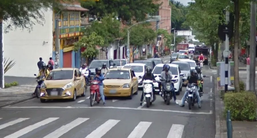Carros y motos en El Poblado de Medellín, a propósito de que vuelve el pico y placa y el alcalde Daniel Quintero dijo cómo funcionará.