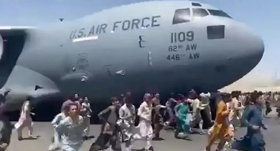 Hallan restos humanos en avión de Estados Unidos que salió de Afganistán