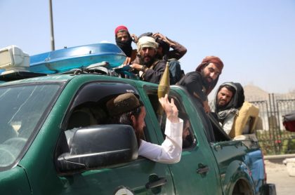 Talibanes asesinan a mujer que se negó a salir con burka y cubrir su cabello
