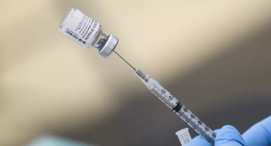 Imagen de vacuna de Pfizer ilustra artículo Vacunados con Pfizer y Moderna en EE.UU. podrán recibir una tercera dosis