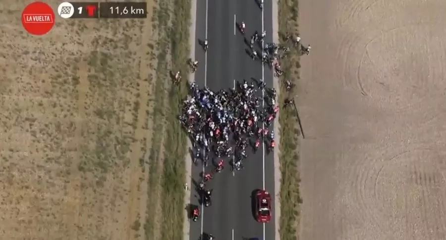 Video de la fuerte caída masiva en la quinta etapa de la Vuelta a España 2021 entre las localidades de Tarancón y Albacete. 