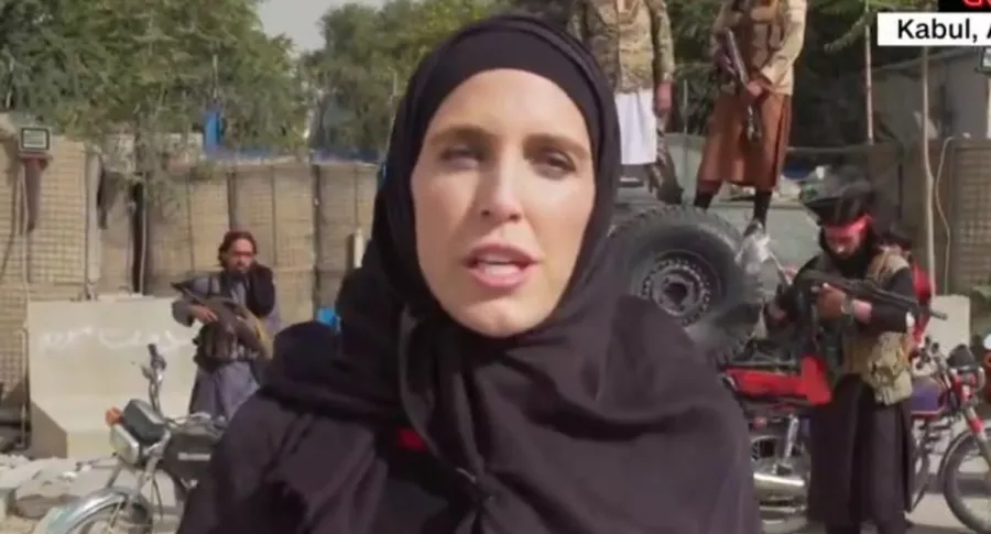 Periodista de CNN en Afganistán dice que talibanes no la obligaron a usar burka