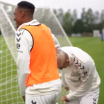 [Video] “No, no”; Yerry Mina se la sigue montando a Richarlison en el Everton