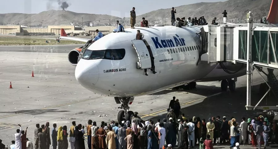 Futbolista afgano murió al tratar de escapar del país en avión