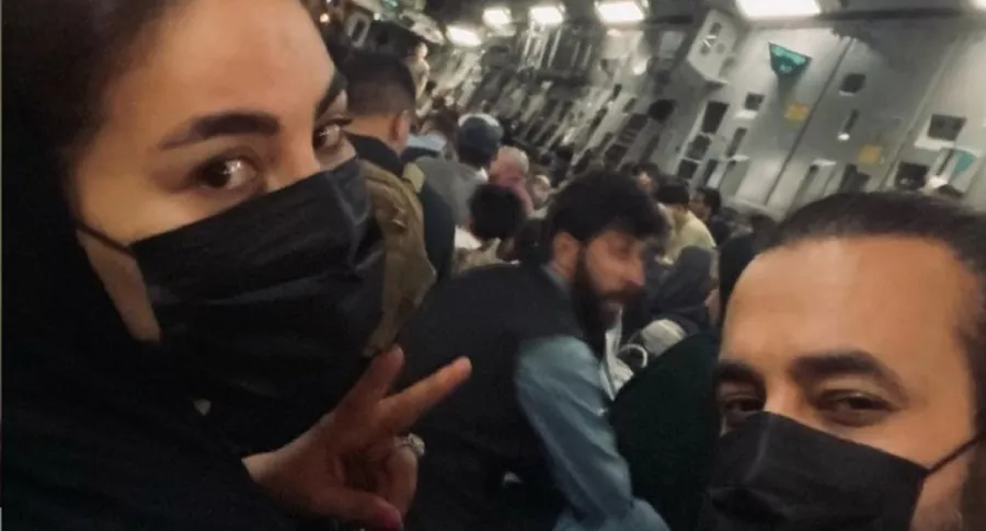 Aryana Sayeed, una de las cantantes afganas más famosas, subió a Instagram el miércoles una foto de ella a bordo de un avión del ejército estadounidense con destino a Doha.