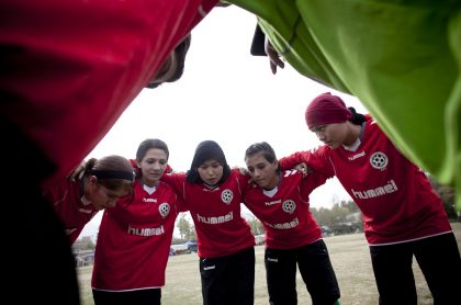 Imagen de la selección de fútbol femenina de Afganistán que ilustra nota; exfutbolista pide a mujeres quemar uniformes para salvarse