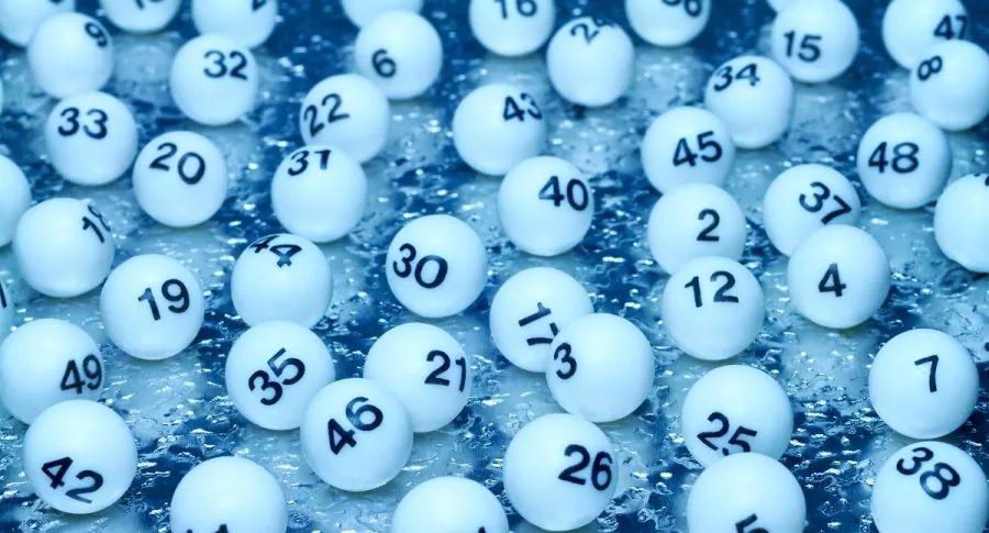 Balotas blancas sobre un cristal ilustran qué lotería jugó anoche y resultados de las loterías de Medellín, Santander y Risaralda agosto 20.