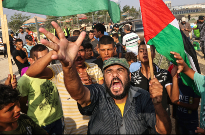 Choques entre Palestina e Israel dejan más de 40 heridos; un niño fue baleado. Imagen de manifestantes de la Franja de Gaza.