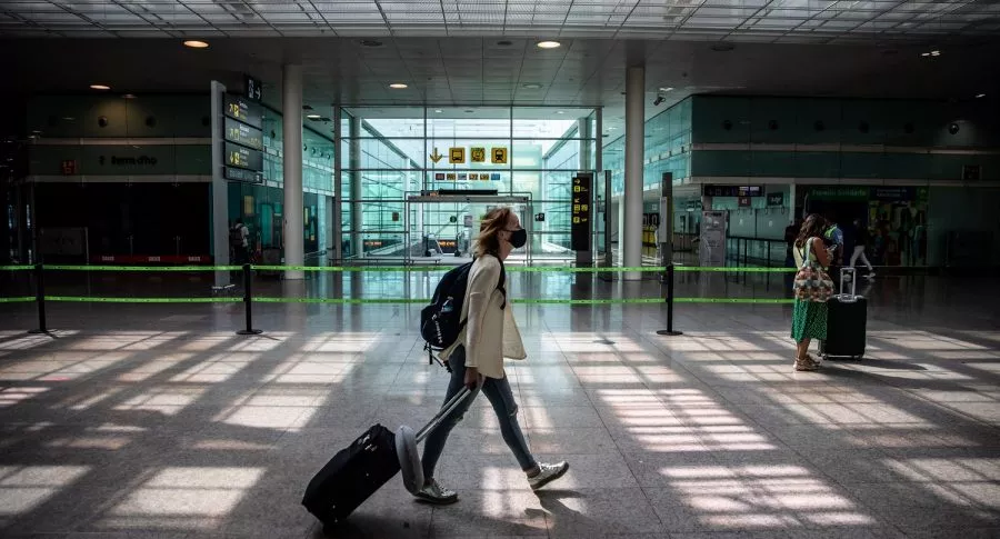 Viajera ilustra nota sobre que España levantará prohibición de ingreso para colombianos