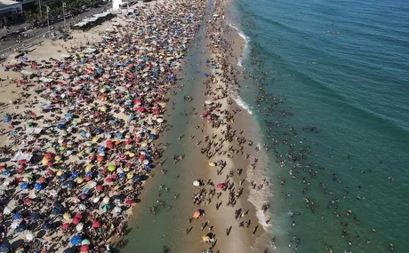 Miles de brasileños se aglomeran en playas de Río de Janeiro a pesar del covid