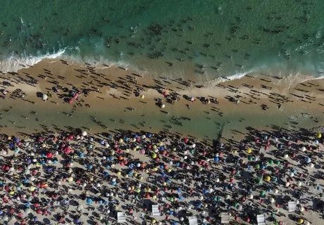 Miles de brasileños se aglomeran en playas de Río de Janeiro a pesar del covid