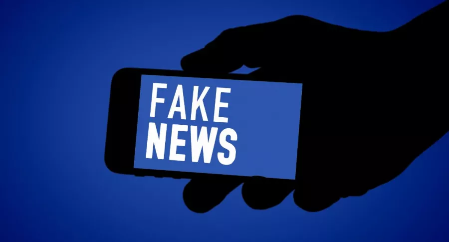 Foto de celular con aviso de noticia falsa, en nota de noticia falsa que fue lo más visto en Facebook.