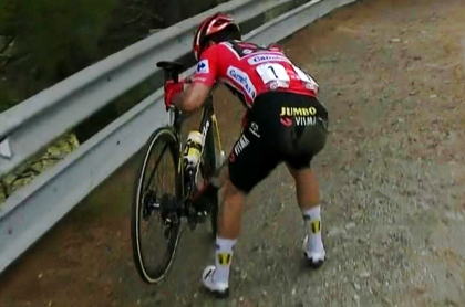 Caída de Primoz Roglic en la Vuelta a España 2021; 'Supermán' López lo alcanzó. Imagen del esloveno.