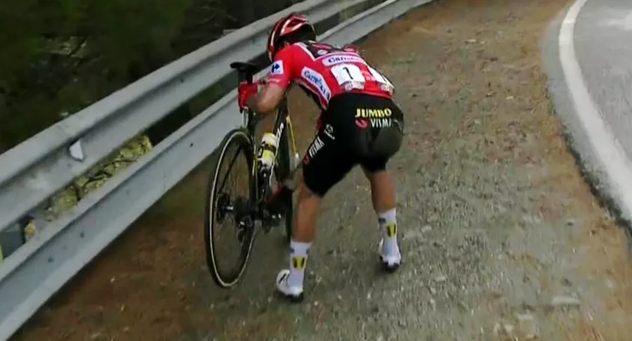 Caída de Primoz Roglic en la Vuelta a España 2021; 'Supermán' López lo alcanzó. Imagen del esloveno.