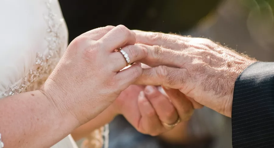 Anciano le pide matrimonio a esposa con Alzheimer cada semana (video)