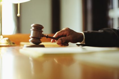 Imagen ilustrativa sobre suspensión de un juez a la caducidad del contrato de MinTIC