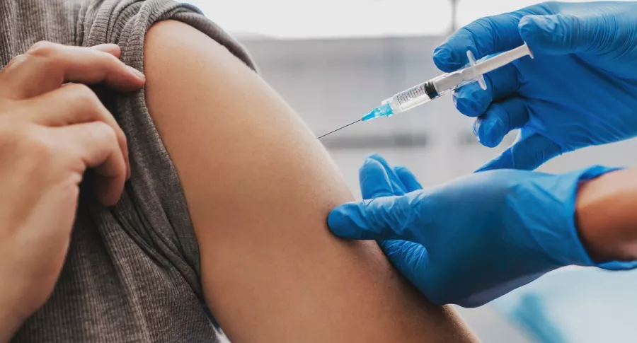 Persona vacunándose ilustra nota sobre hombre que recibió siete dosis contra la COVID-19, en Cali