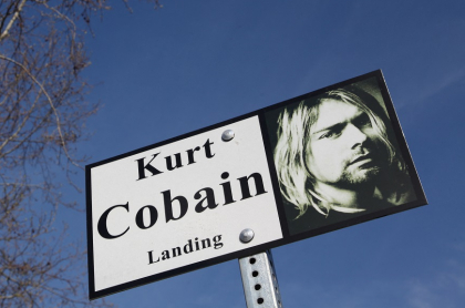 Cartel con rostro de Kurt Cobain, cantante y figura emblemática de NIrvana.