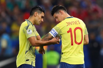 Falcao García y James Rodríguez intercambiando cinta de capitán de Colombia, a propósito de que Jackson Martínez opinó si la Selección Colombia es mejor sin ellos.