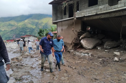 Ramón Guevara, gobernador del estado de Mérida, recorre los sitios afectados por las lluvias
