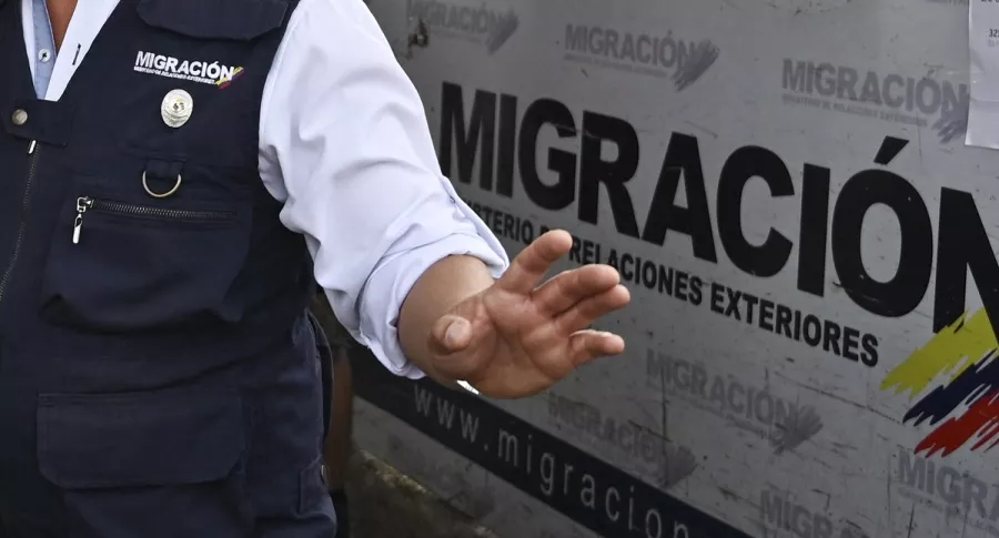 Imagen de funcionario de Migración Colombia ilustra artículo Expulsarán de Colombia a italiano capturado durante disturbios en Bogotá