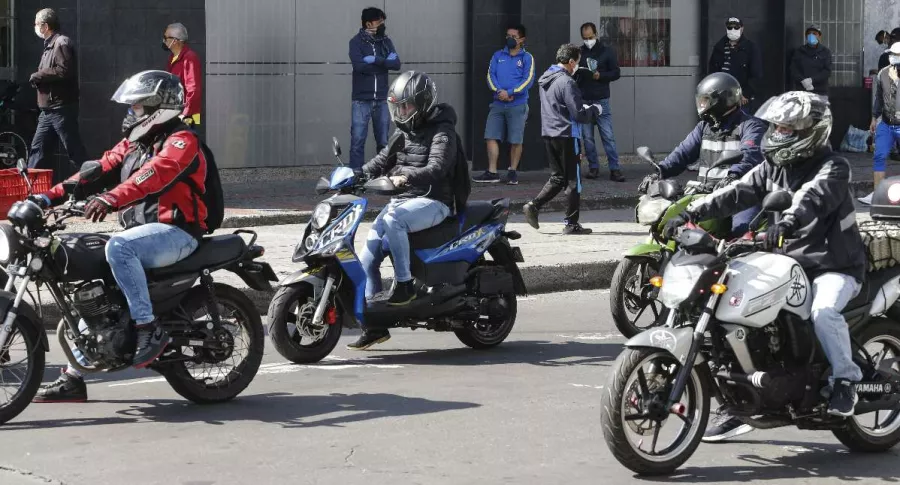 Foto de motociclistas, en referencia de nota de Mujer en moto y policía en el suelo en huida de retén en Bucaramanga (video).