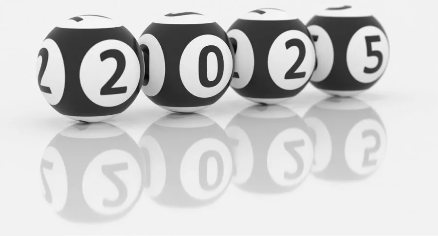 Bolas negras con blanco 2025 con reflejo, ilustran qué lotería jugó anoche y resultados de las loterías de Bogotá y Quindío agosto 26.