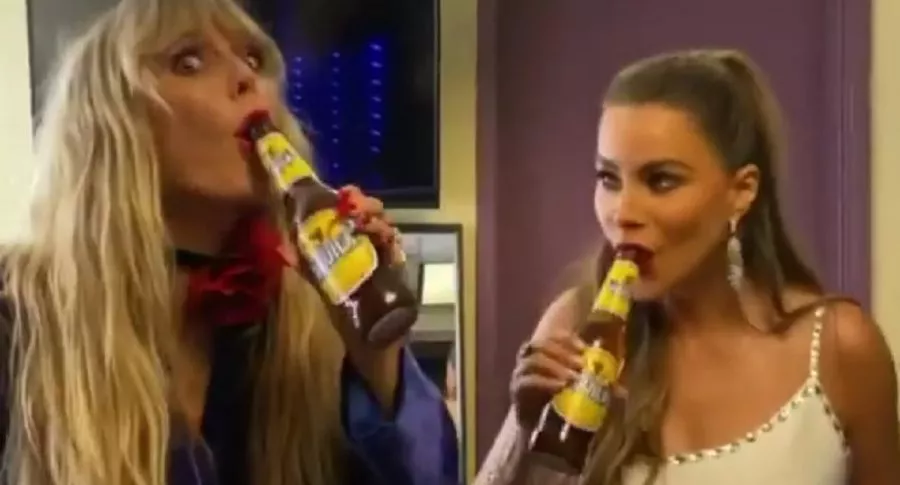 Sofía Vergara tomando cerveza Águila con Heidi Klum en America's GOT Talent