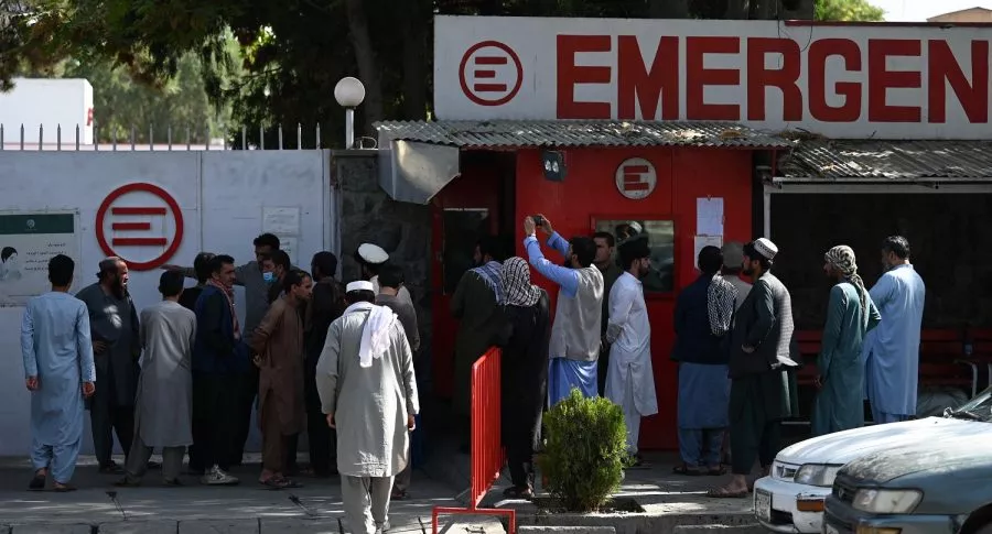 Personas en emergencia, luego de doble atentado en aeropuerto de Kabul, Afganstán, donde hubo casi 100 muertos