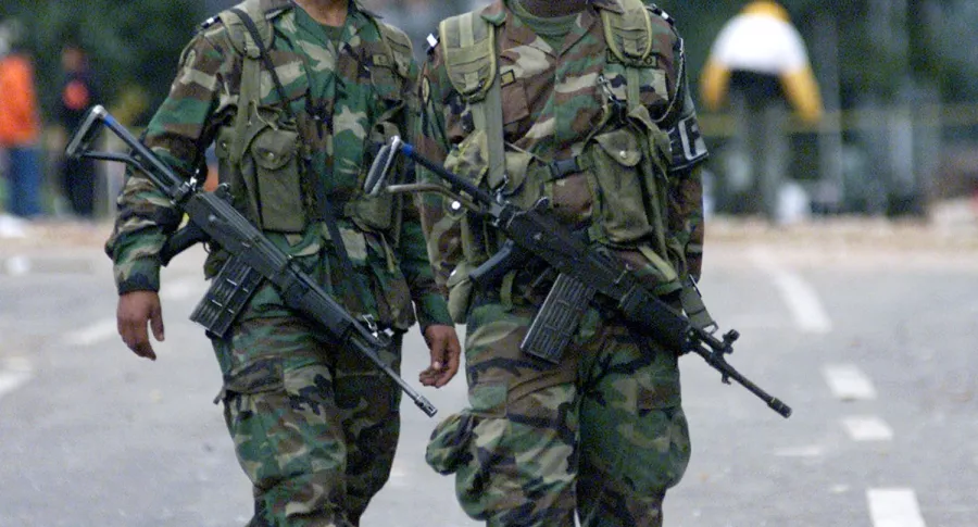 Soldados de Colombia ilustran muerte de dos jóvenes impactados por un rayo