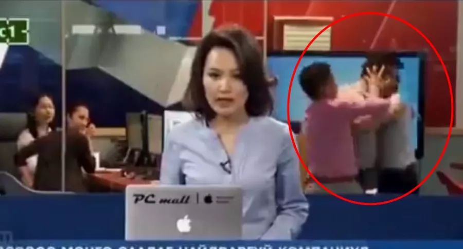 Video: periodista sigue dando noticias mientras se desata pelea a su espalda