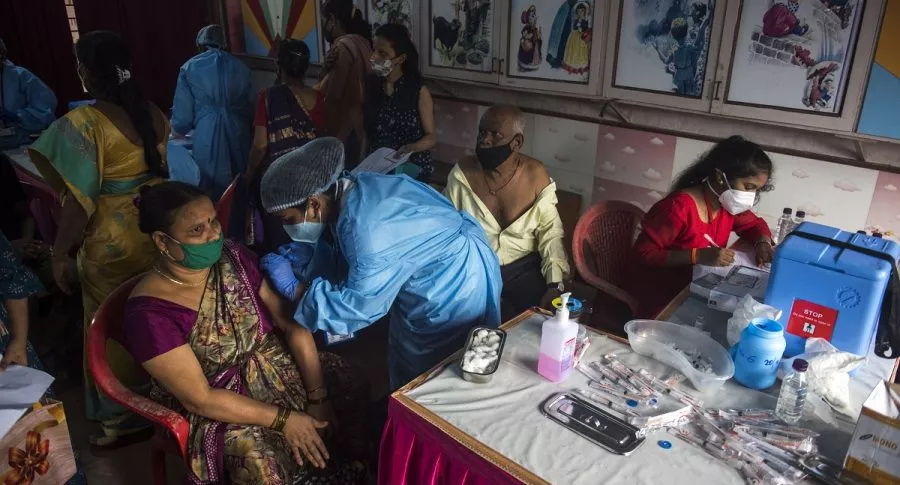 Las autoridades sanitarias de india informaron que este viernes fueron vacunadas 10 millones de personas contra el COVID-19. 