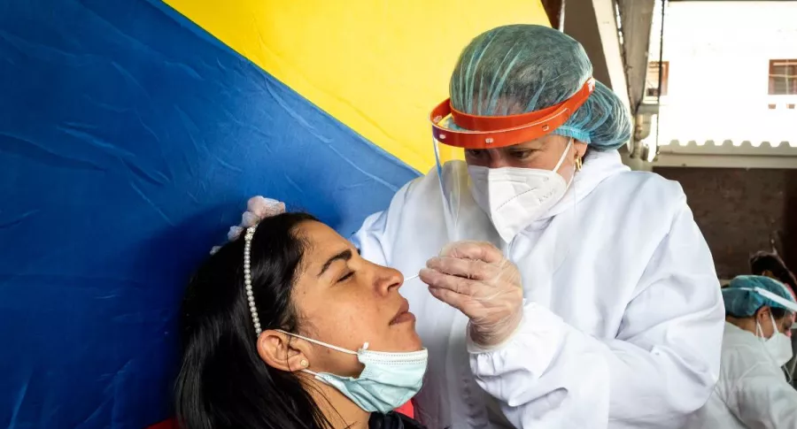 Foto de persona en test de COVID-19 en Colombia, en nota de Coronavirus en Colombia: nuevos casos y muertes 29 agosto 2021; noticias hoy.