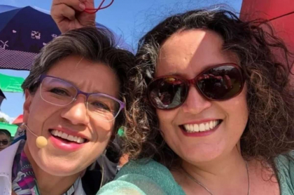 Foto de Claudia López y Angélica Lozano, en nota de mensaje de la alcaldesa a su esposa tras perder su bebé.