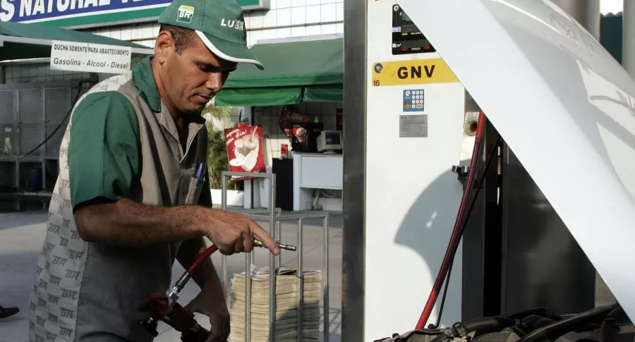 Imagen de suministro de gas a un vehículo ilustra artículo Suspenden gas natural industrial y vehicular en Bogotá y centro de Colombia