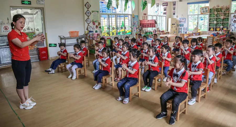 Imagen de niños chinos en clase ilustra artículo China prohibió los exámenes escritos para niños de seis y siete años