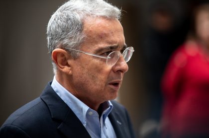 Álvaro Uribe, para nota de mensajes de Twitter en contra del presidente de la JEP, Eduardo Cifuentes