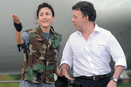 Juan Manuel Santos e Íngrid Betancourt, después de ser rescatada de un prolongado secuestro a manos de las Farc