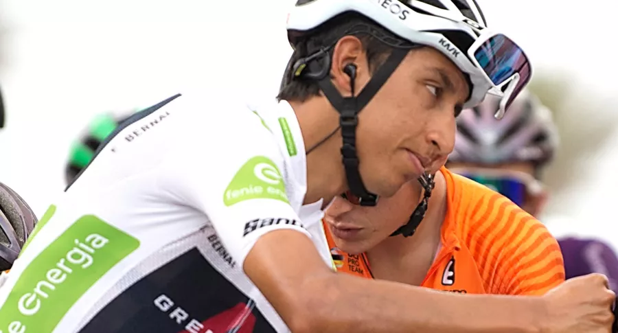 Egan Bernal le sale al paso a Miguel Ángel López en la Vuelta a España 2021. Imagen del ciclista del Ineos.
