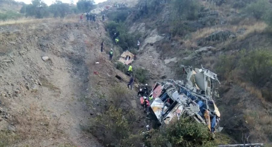 Accidente de bus que rodó por abismo en Perú dejó varios muertos y heridos