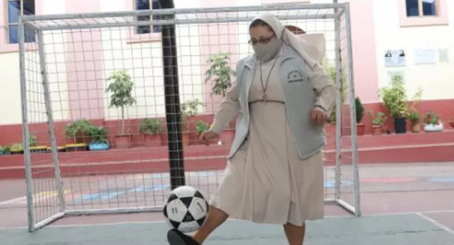 Imagen de monja que toma balón de fútbol y hace una veintiuna perfecta, en Ecuador