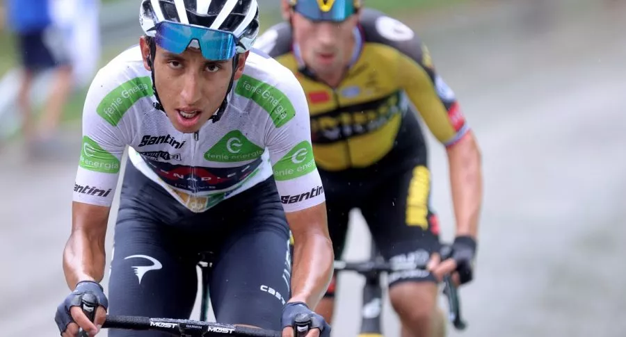 Egan Bernal luego de atacar en la etapa 17 de la Vuelta a España, quien es elogiado por periodistas españoles